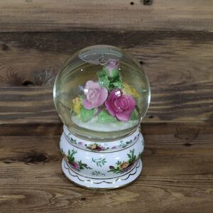 VINTAGE ROYAL ALBERT OLD COUNTRY ROSES MUSICAL GLITTER SNOW GLOBE